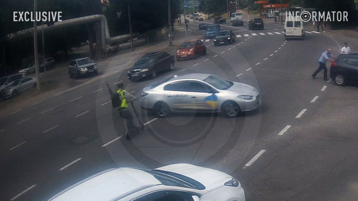 У Дніпрі на Космічній чоловік на електросамокаті врізався у Renault служби таксі Uklon: відео моменту